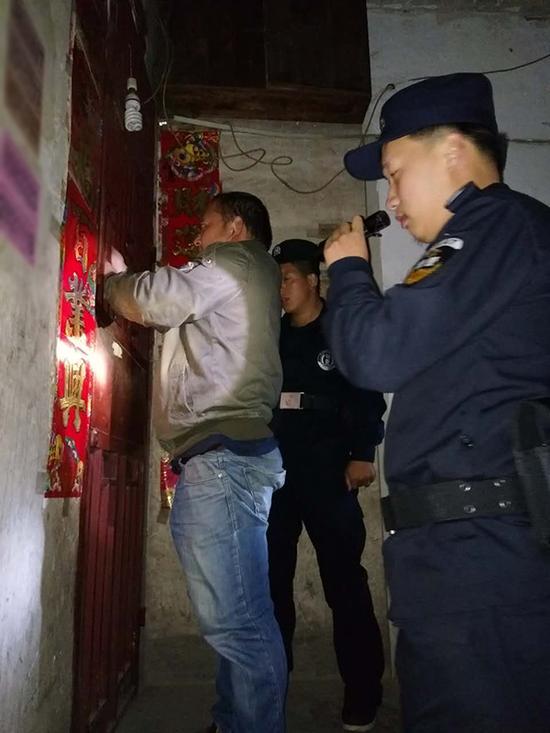 浦江粗心妈妈误将幼女锁家中 民警全城寻开锁师傅开门